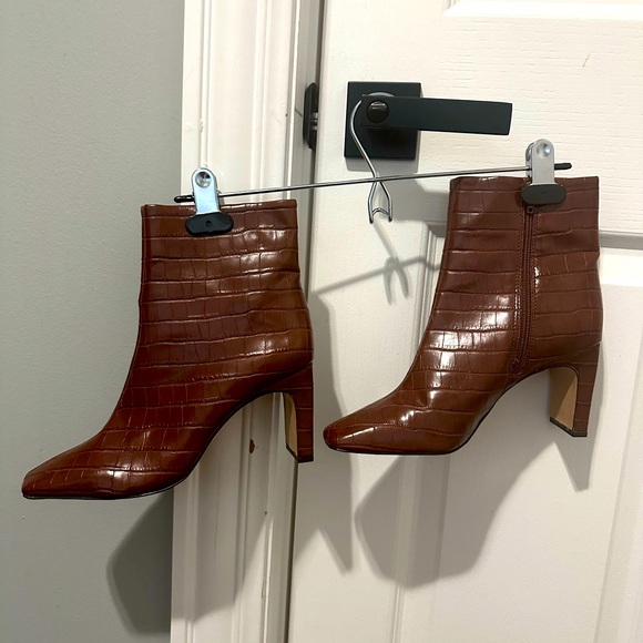 NWOT Beautiful ankle boots - Picture 2 of 2